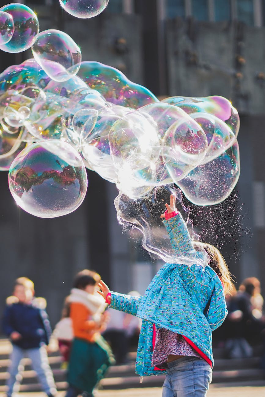 fille jouant avec des bulles